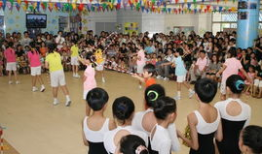 幼稚园参观日观看动漫,动漫之旅，童趣盎然